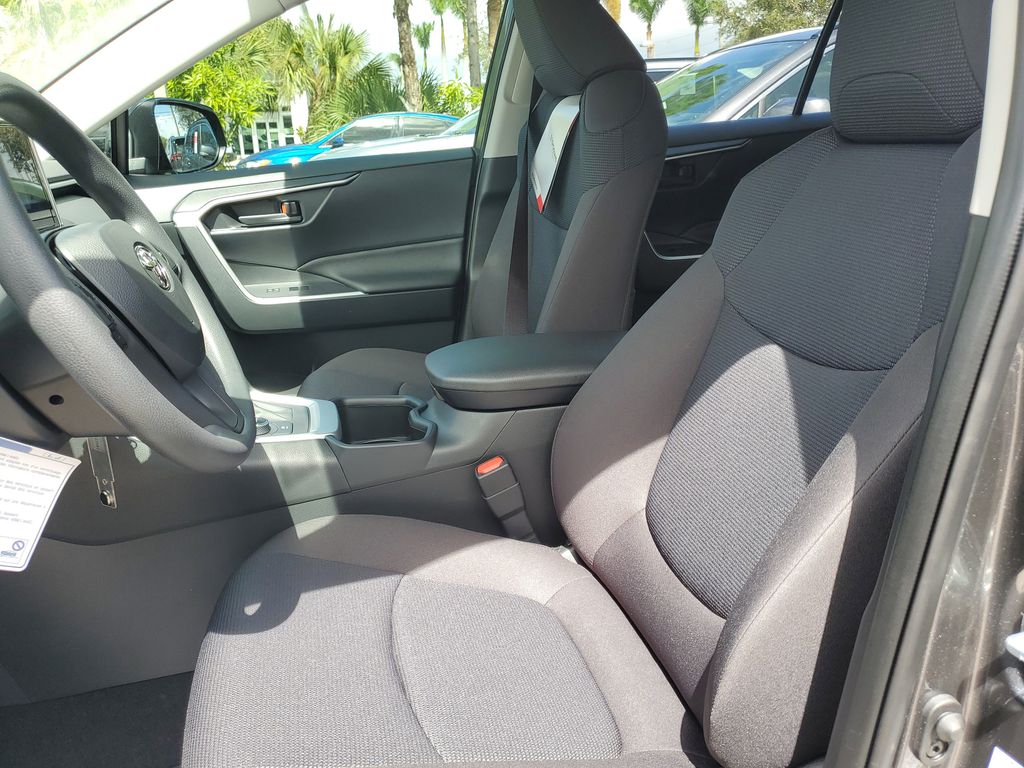 2025 Toyota RAV4 Hybrid LE photo 13