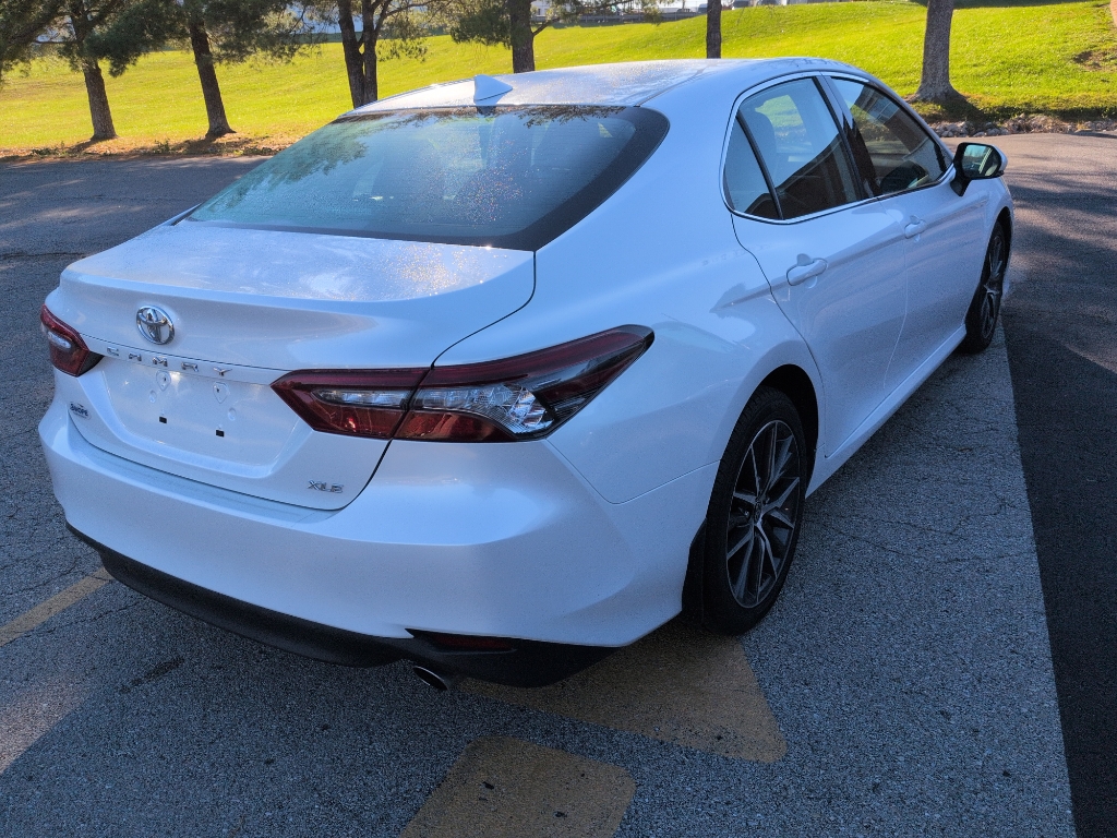 2021 Toyota Camry XLE photo 3