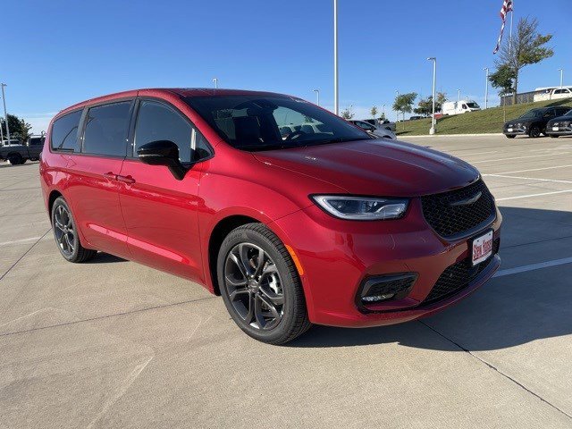 2026 Chrysler Pacifica photo 4