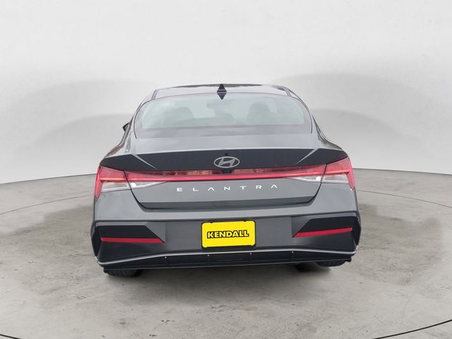 2025 Hyundai Elantra SEL Convenience photo 4