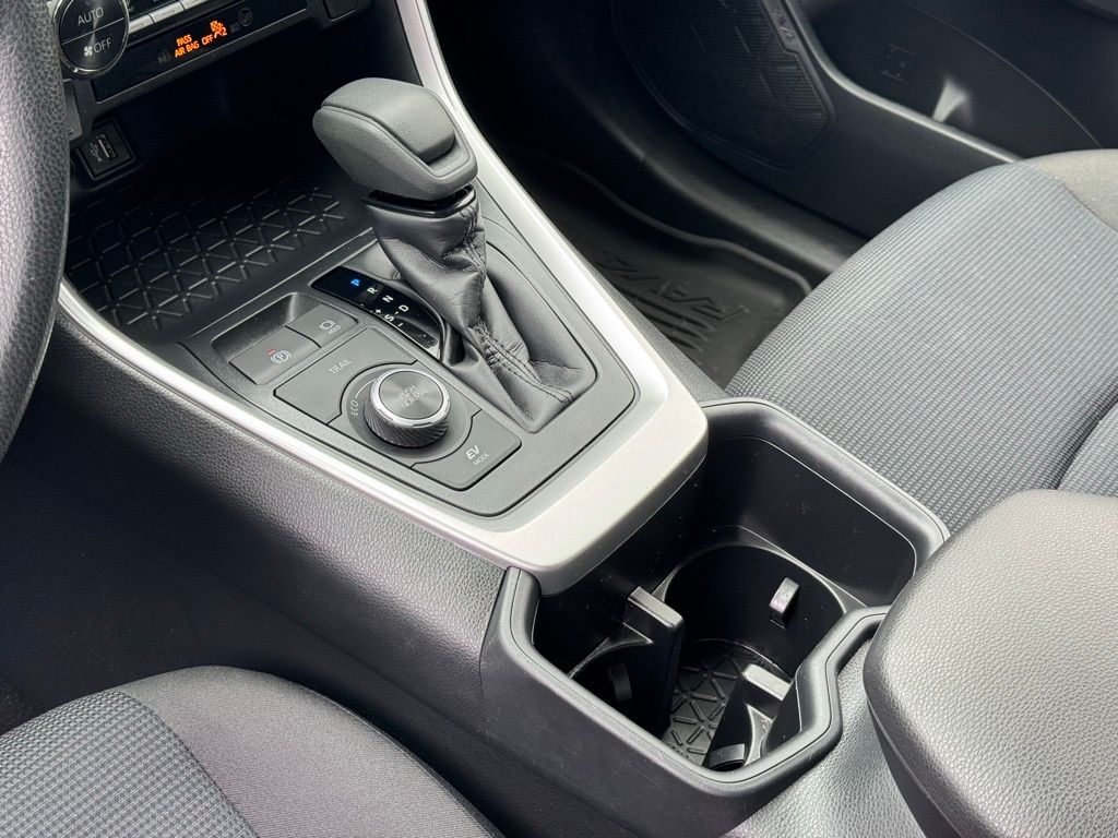 2024 Toyota RAV4 Hybrid LE photo 18