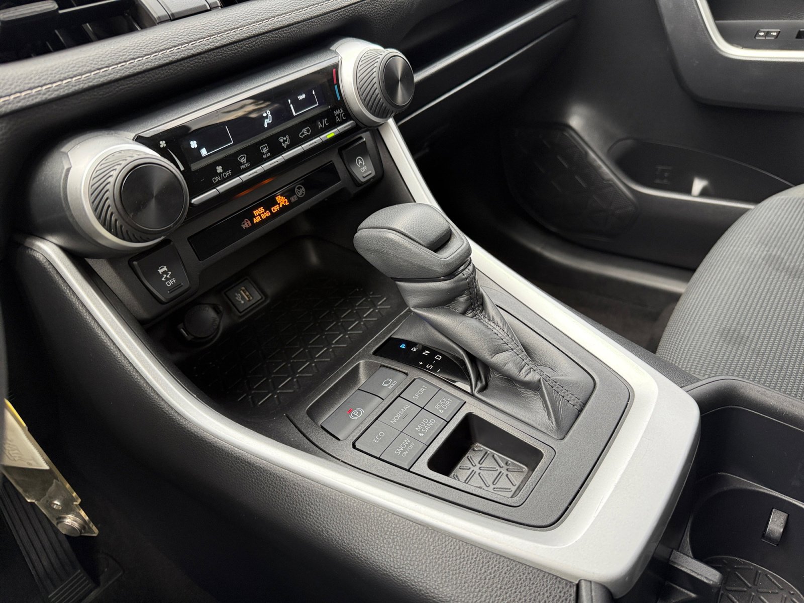 2024 Toyota RAV4 LE photo 12