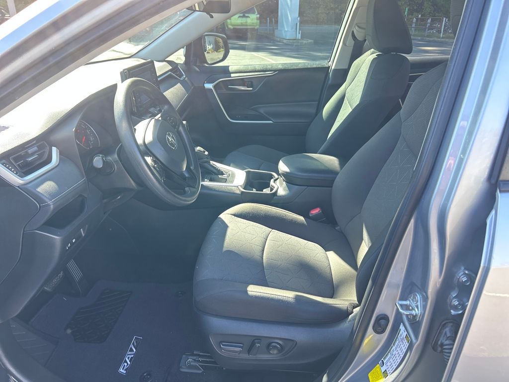 2021 Toyota RAV4 XLE photo 16