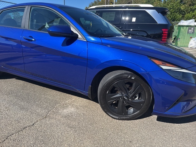 2023 Hyundai Elantra SEL photo 2