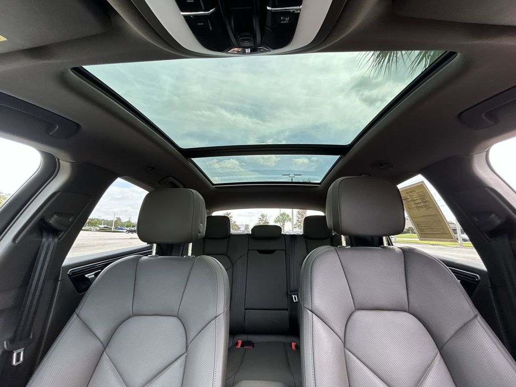 2025 Porsche Macan Base photo 24