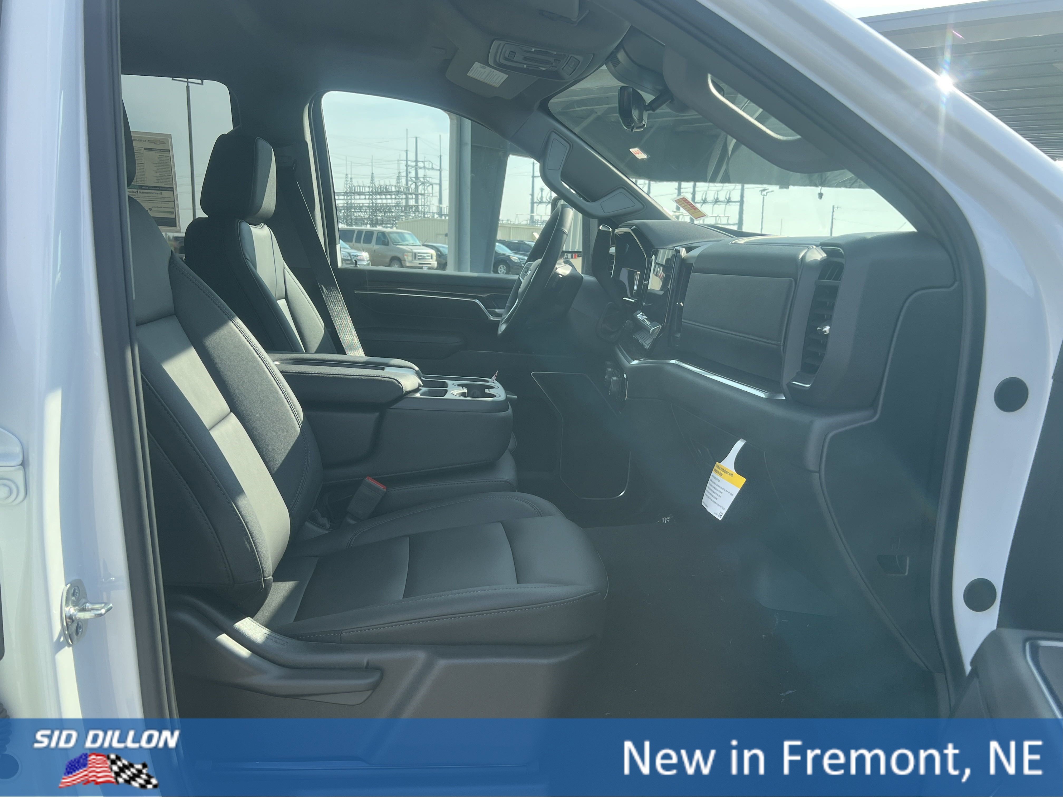 2025 Chevrolet Silverado LT photo 4