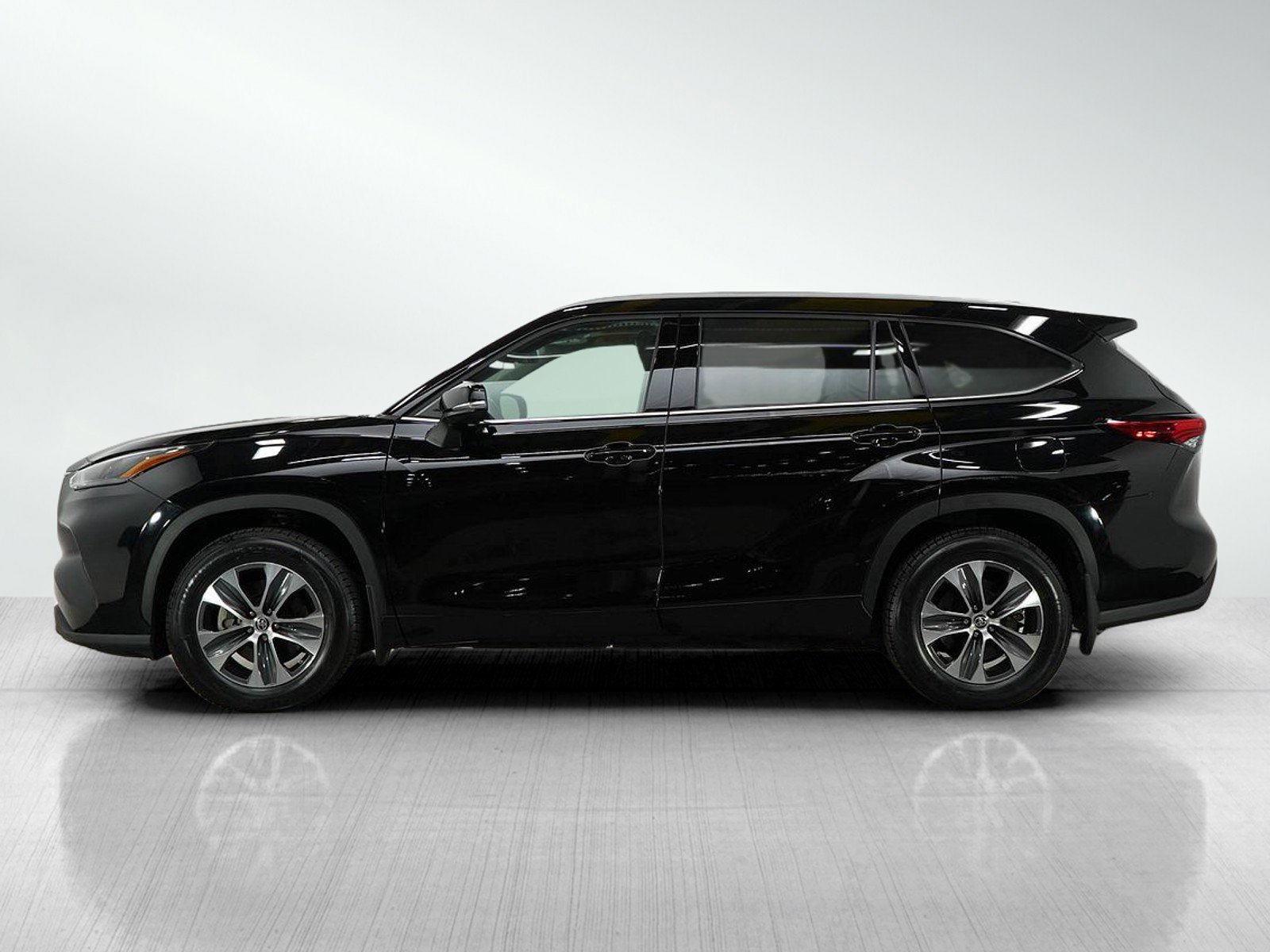 Used 2022 Toyota Highlander XLE with VIN 5TDGZRBH6NS256580 for sale in Bloomington, Minnesota
