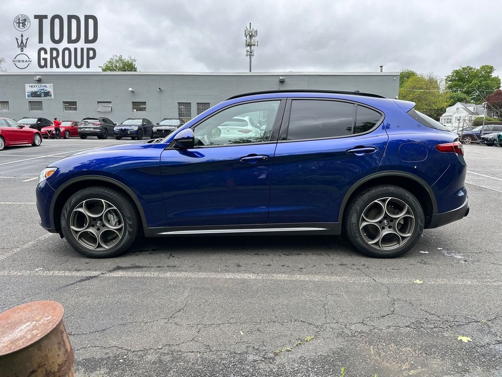 2022 Alfa Romeo Stelvio Ti photo 2