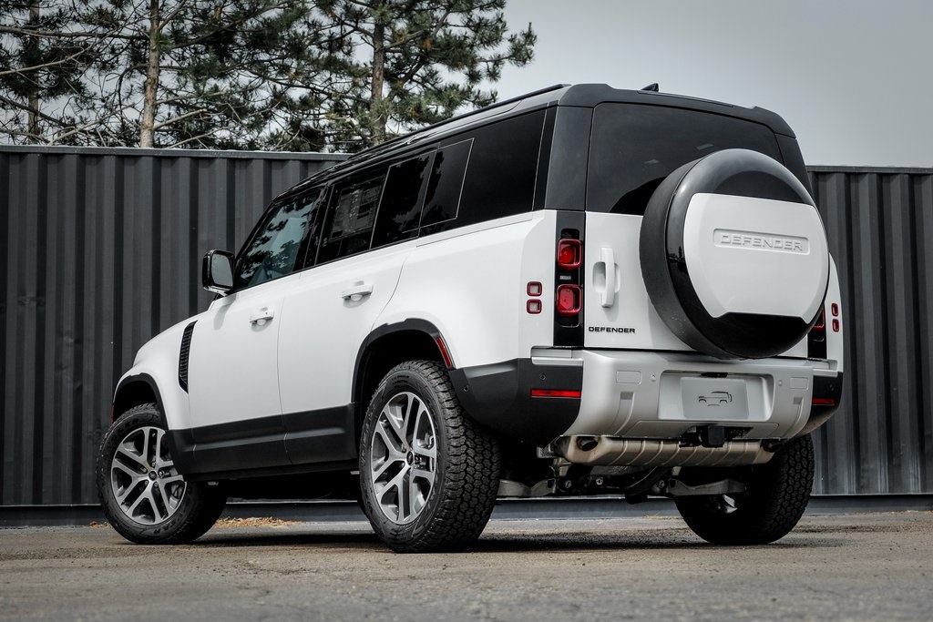 2025 Land Rover Defender 110 S photo 2