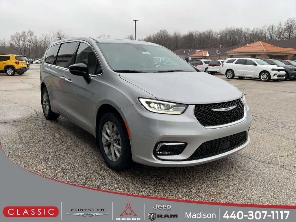 2026 Chrysler Pacifica Limited's photo