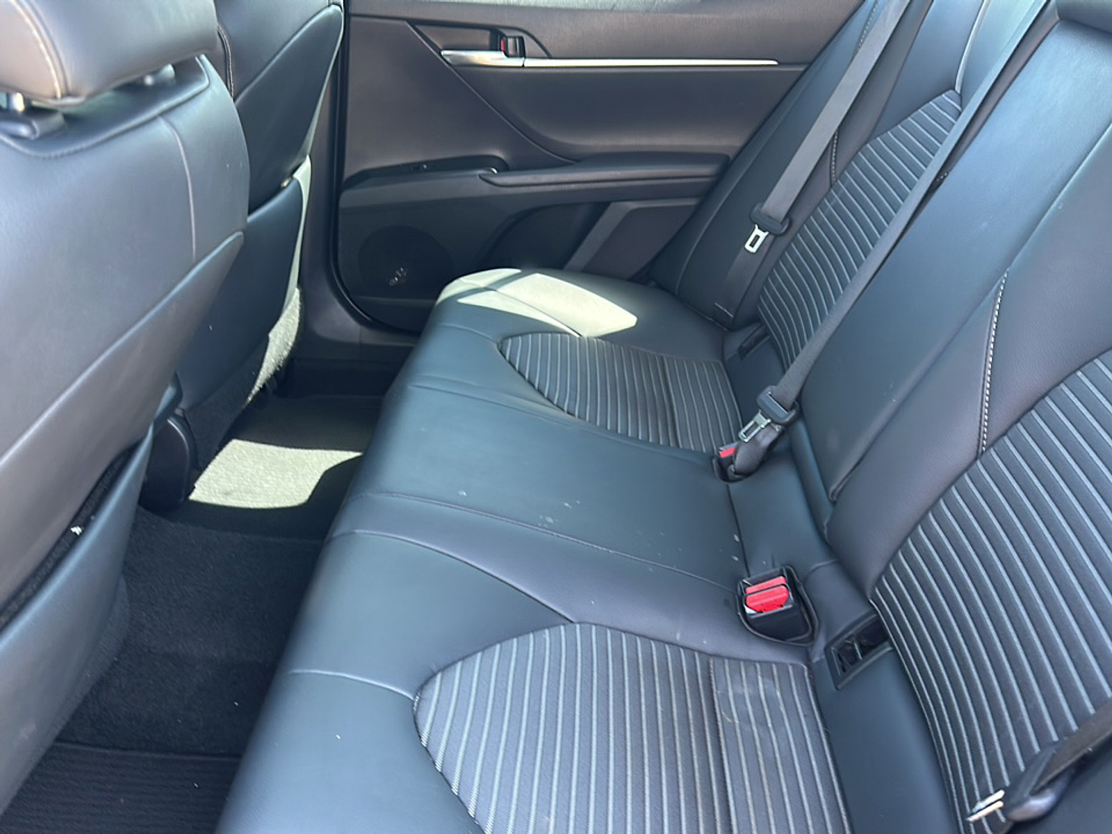 2019 Toyota Camry SE photo 3