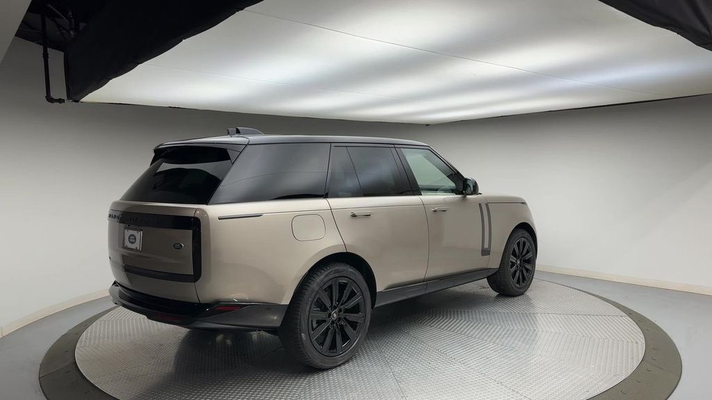 2023 Land Rover Range Rover SE photo 7