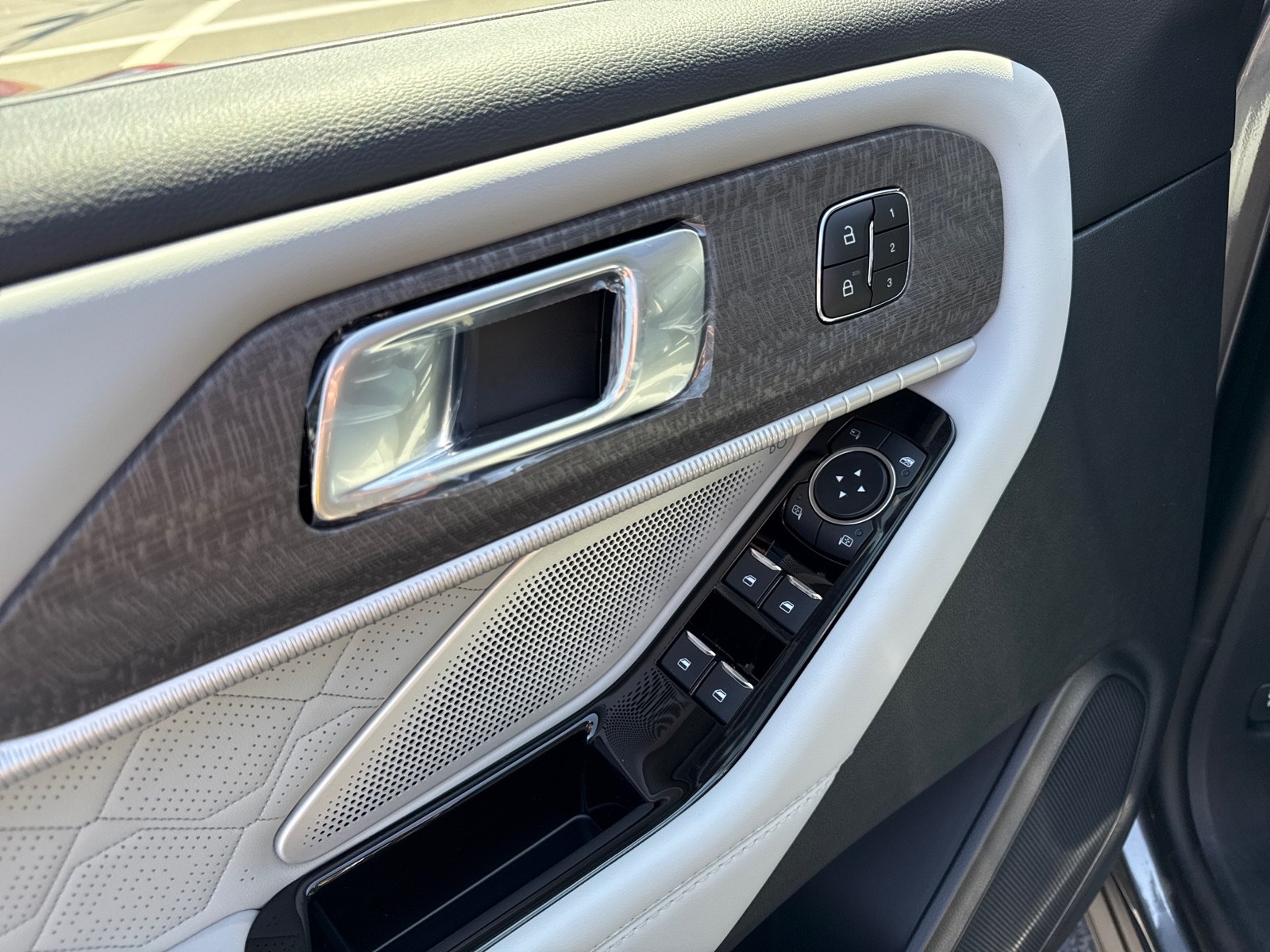 2025 Ford Explorer Platinum photo 10