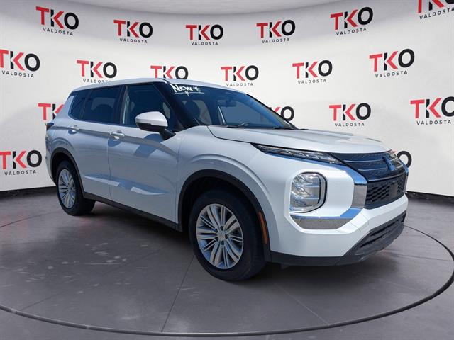 2024 Mitsubishi Outlander ES's photo