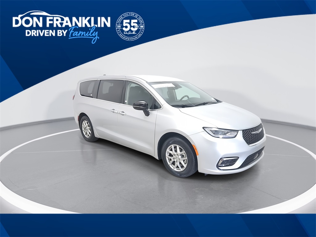 2024 Chrysler Pacifica Touring L's photo