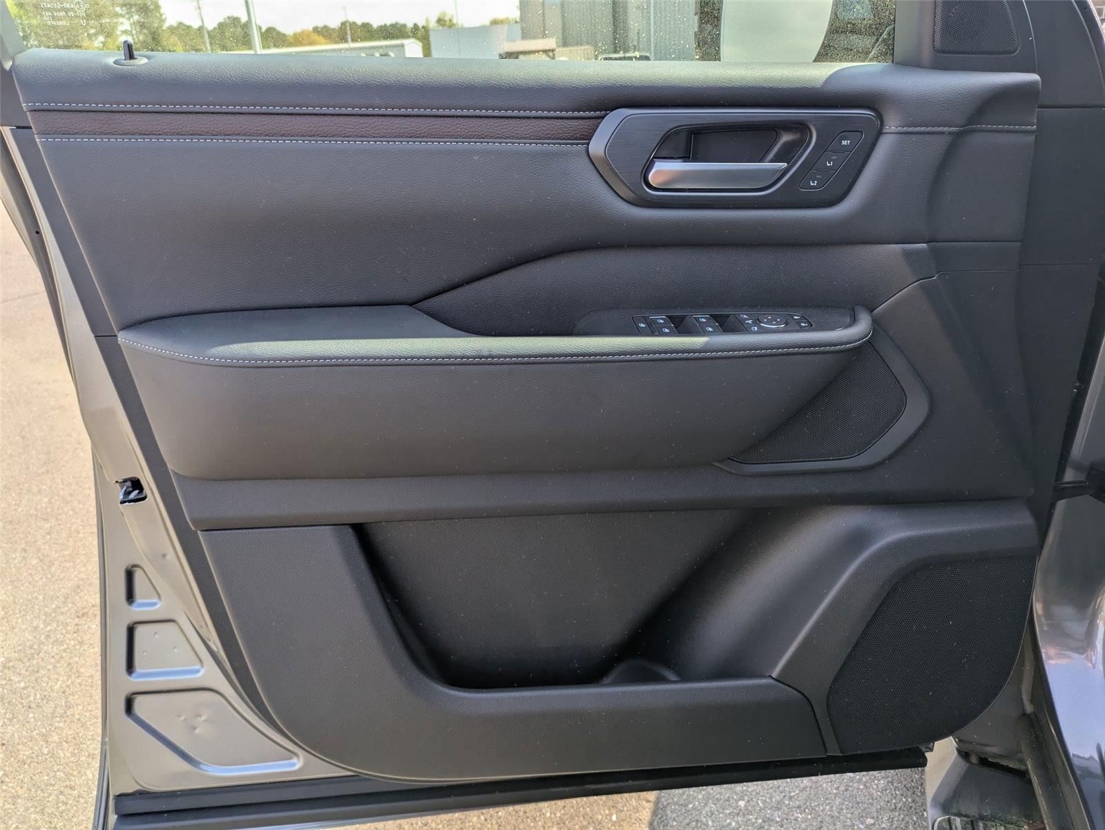 2025 Nissan Armada SL photo 11