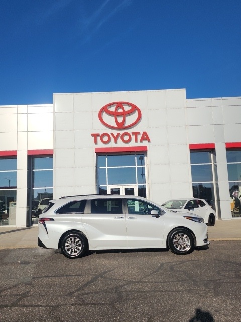 2023 Toyota Sienna XLE photo 4