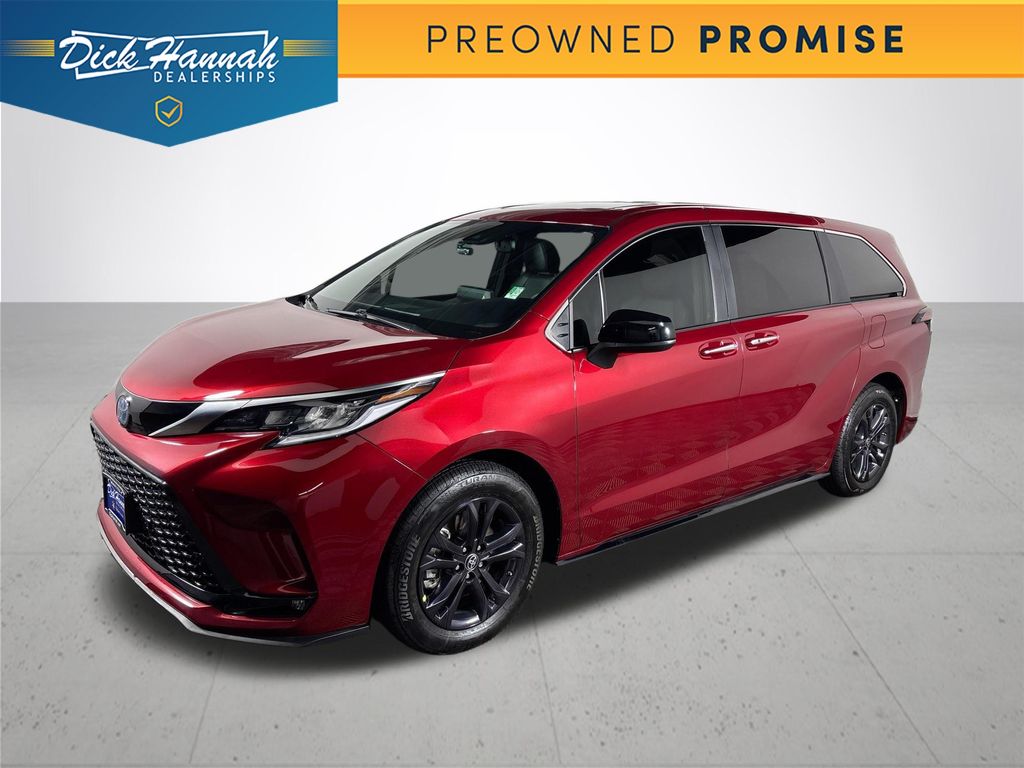 2024 Toyota Sienna XSE's photo
