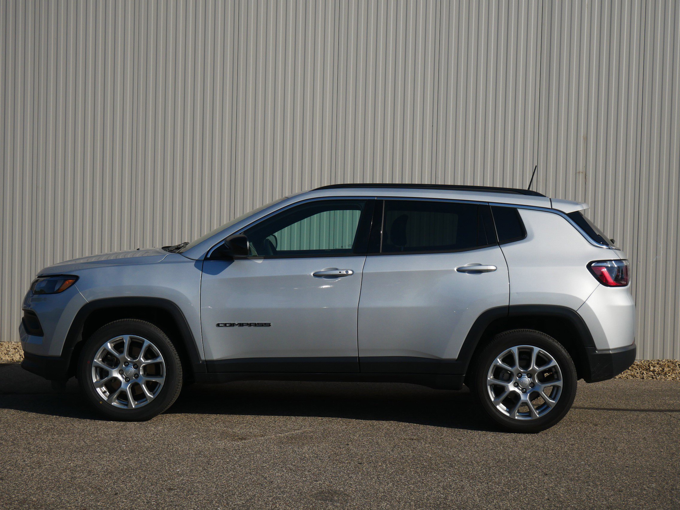 Used 2024 Jeep Compass Latitude Lux with VIN 3C4NJDFN0RT122175 for sale in Hastings, Minnesota