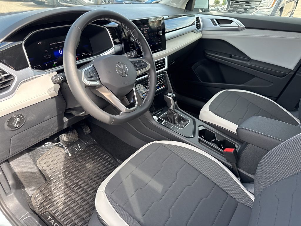 2025 Volkswagen Taos SE photo 9