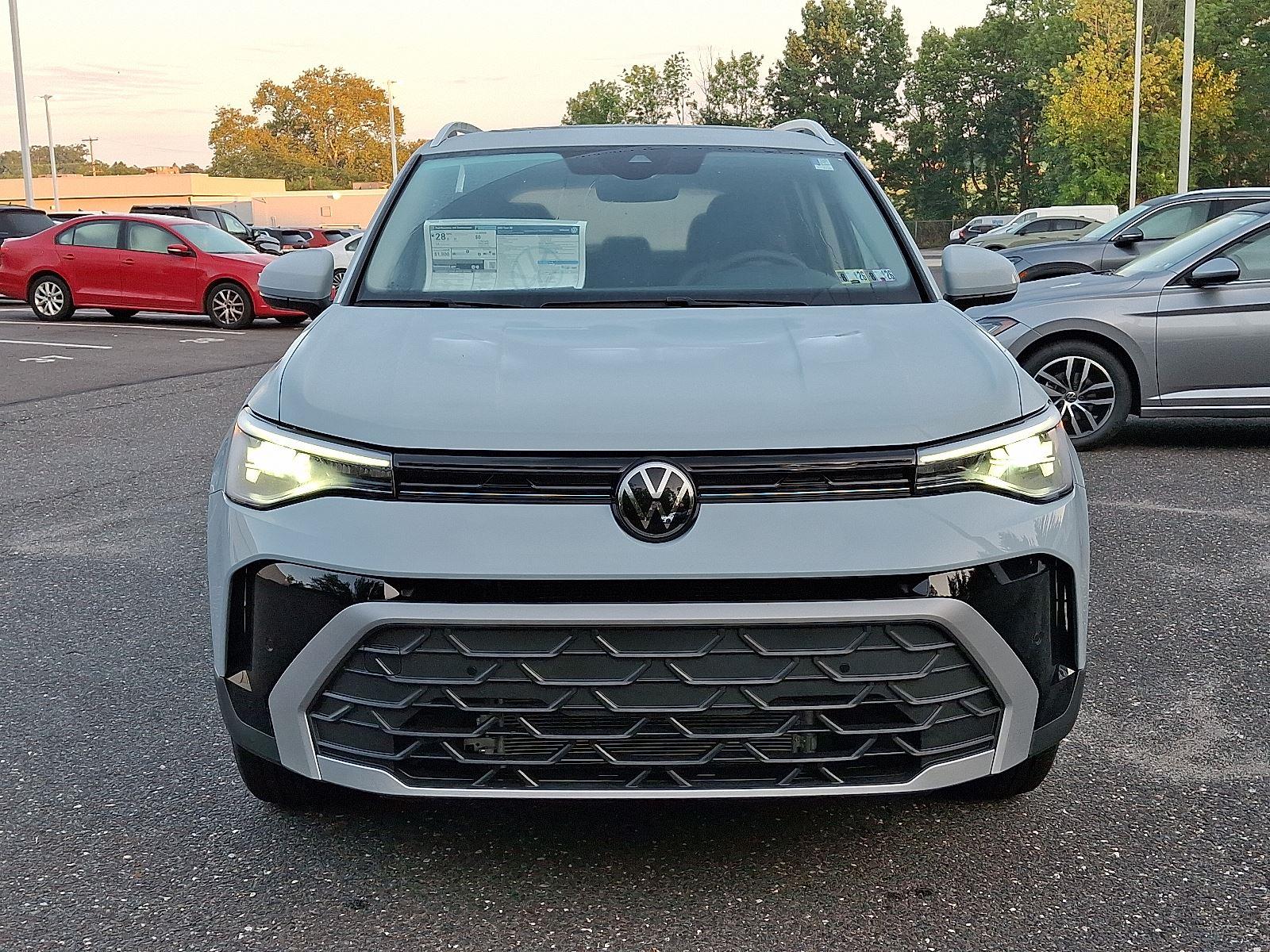 2025 Volkswagen Taos SE photo 2