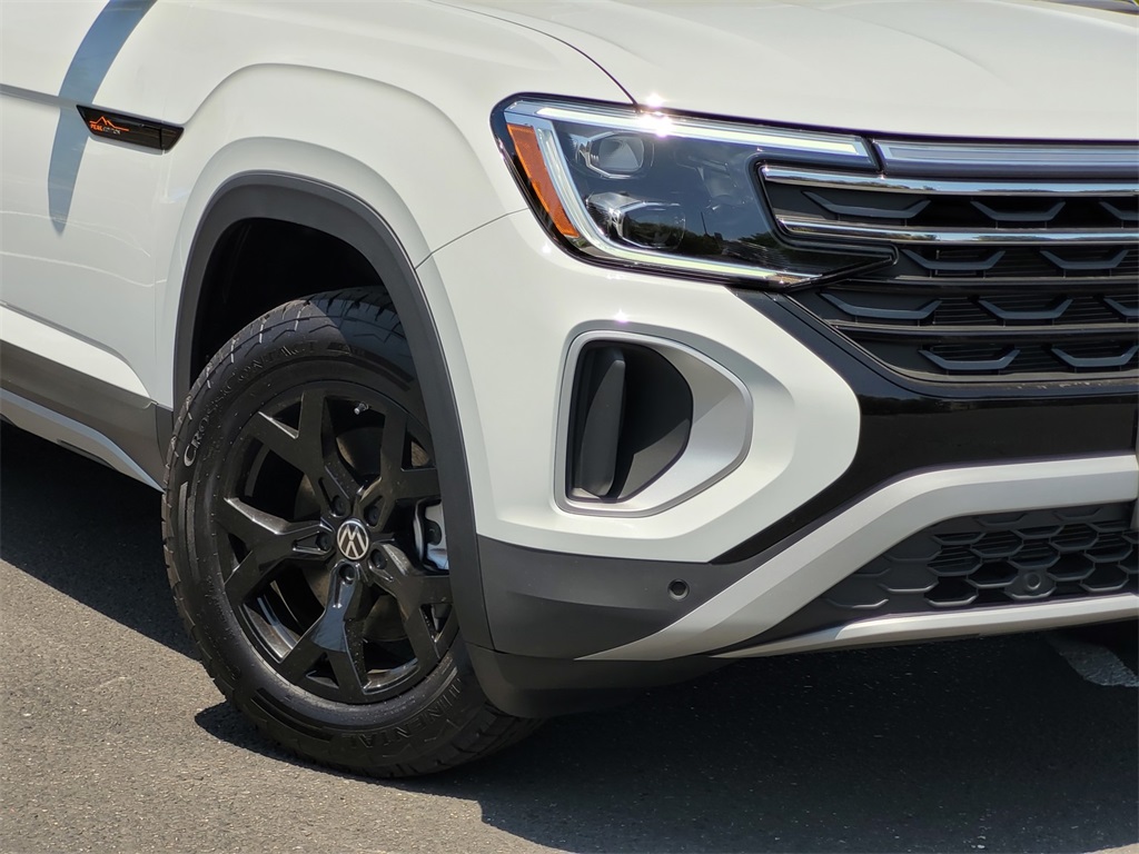2025 Volkswagen Atlas Peak Edition SE photo 2