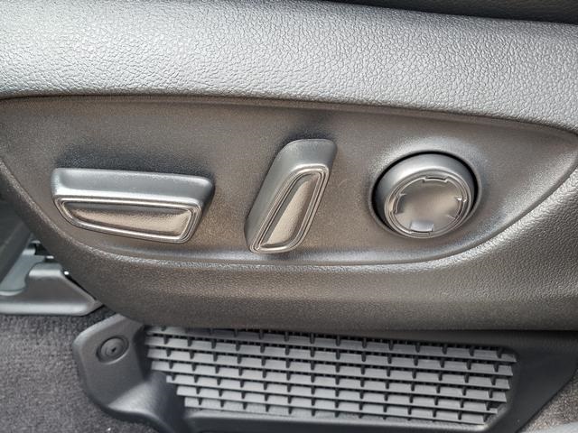 2025 Toyota Sienna Limited photo 17
