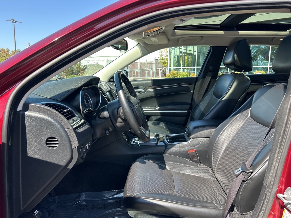 2017 Chrysler 300 C photo 10
