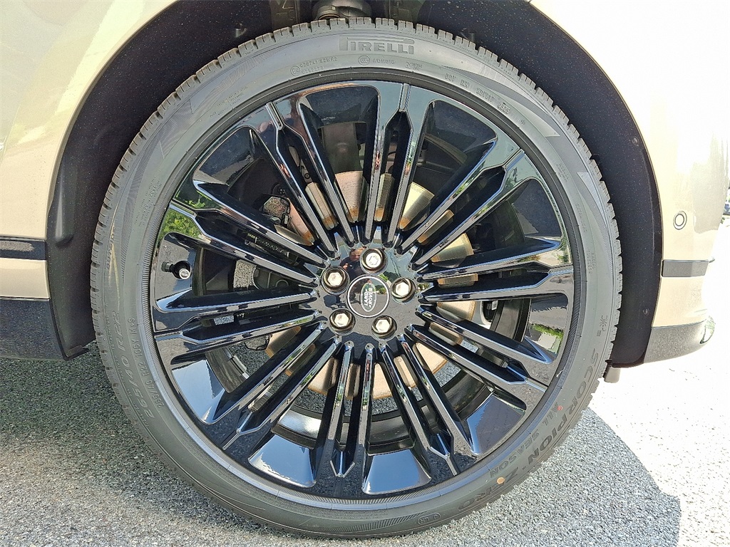 2026 Land Rover Range Rover Velar SE photo 5