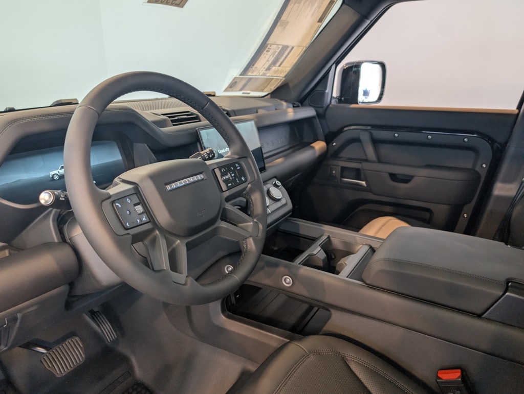 2025 Land Rover Defender 110 X-Dynamic SE photo 8