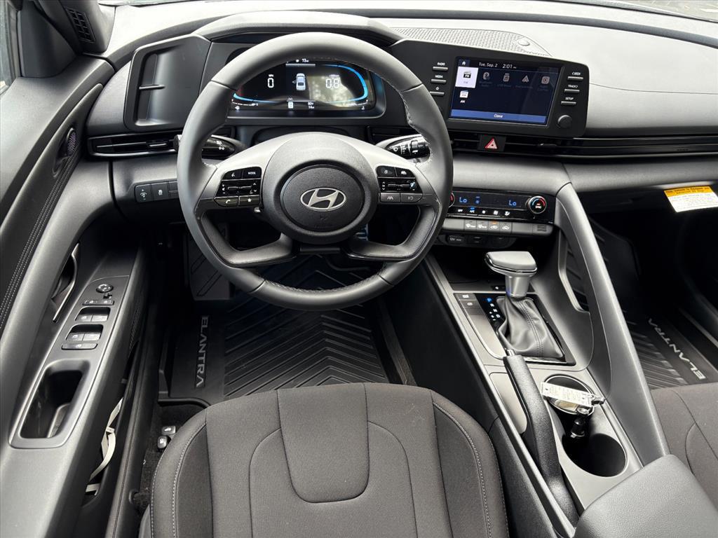 2025 Hyundai Elantra SEL Sport photo 4