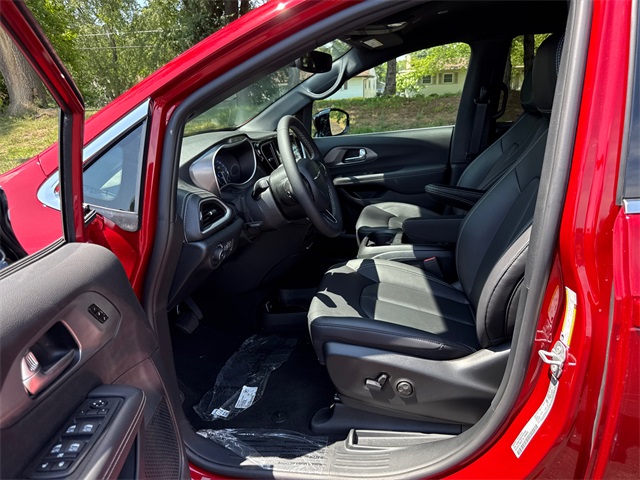 2026 Chrysler Pacifica photo 6