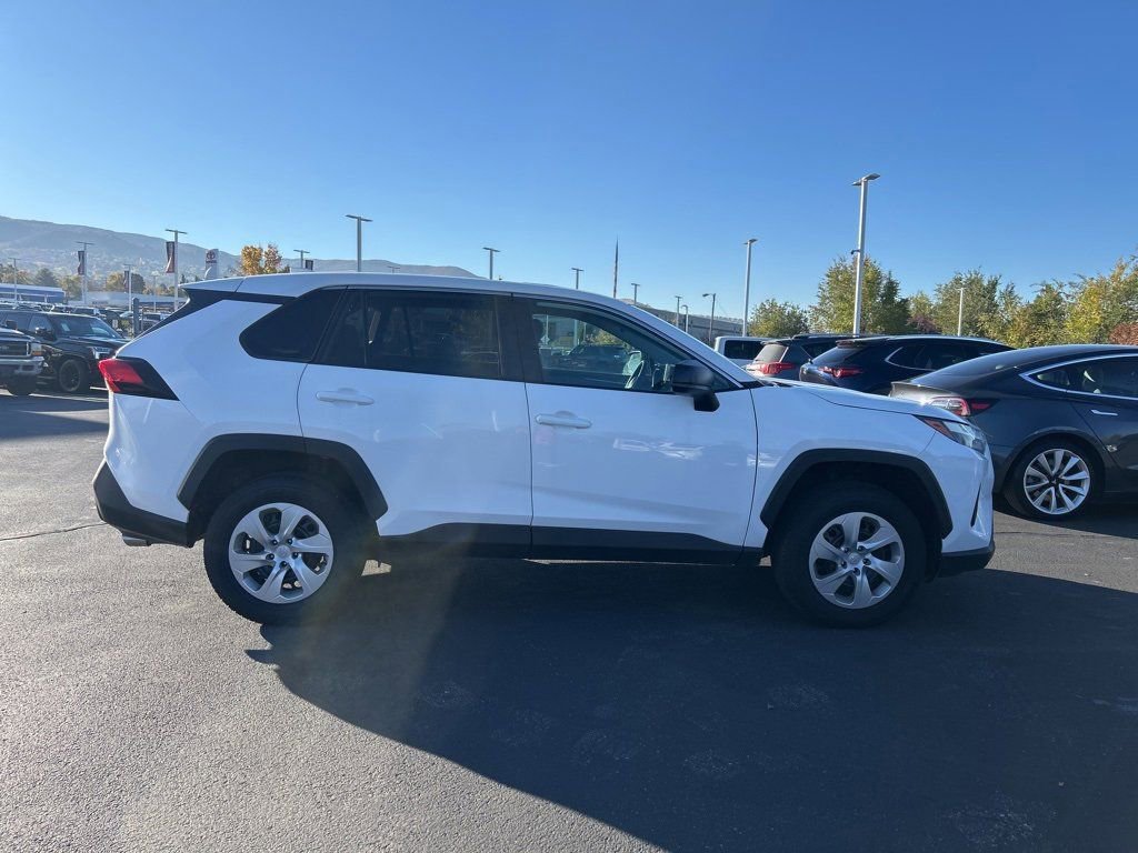 2023 Toyota RAV4 LE photo 3