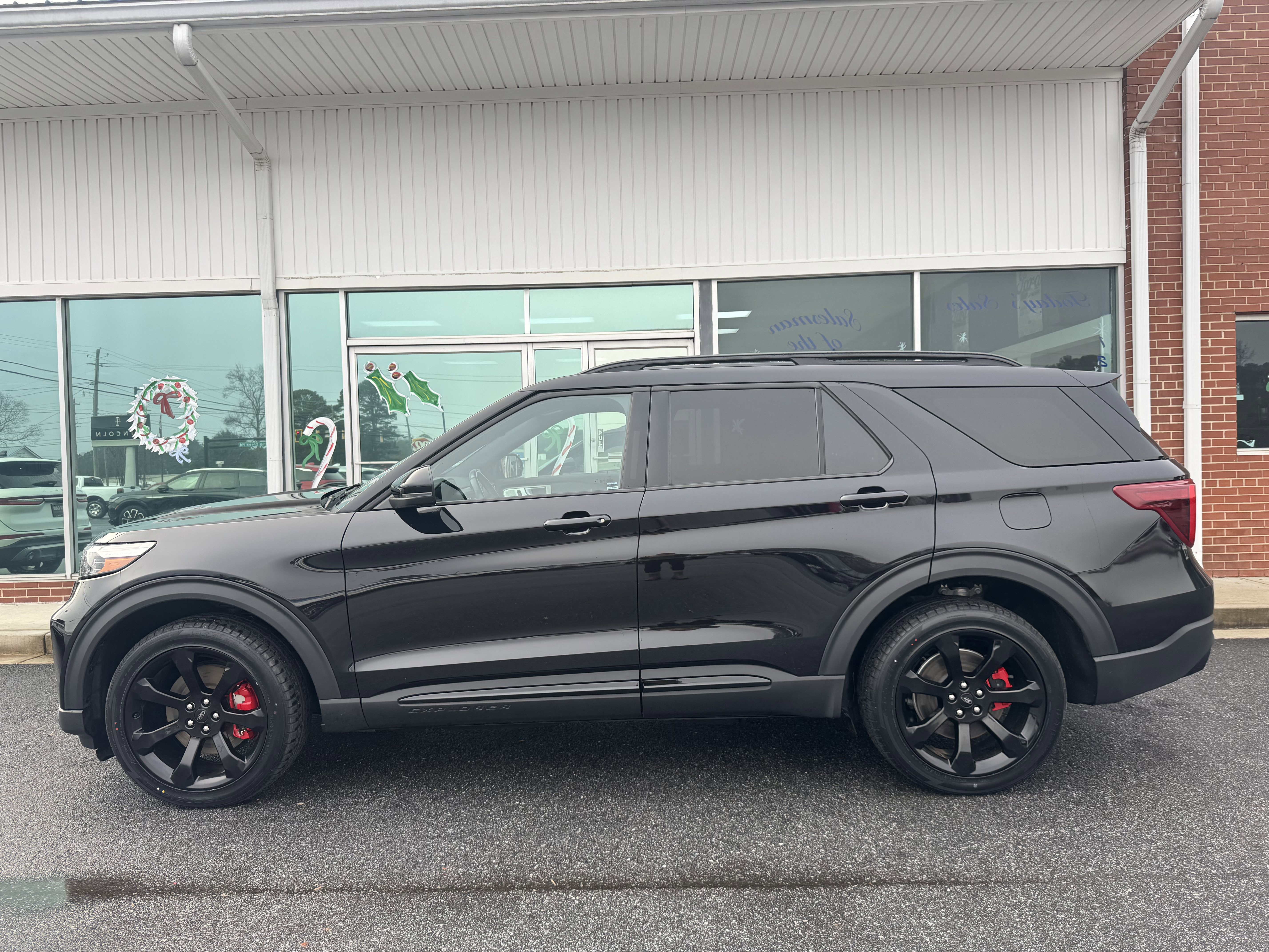 2023 Ford Explorer ST's photo