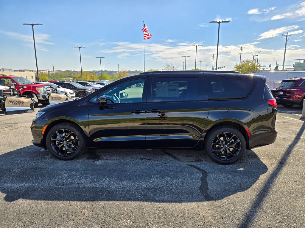 2026 Chrysler Pacifica photo 6