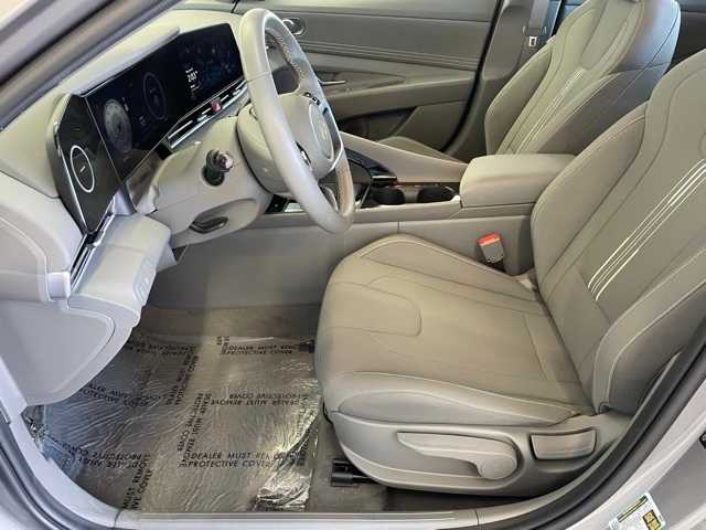 2024 Hyundai Elantra SEL Convenience photo 13