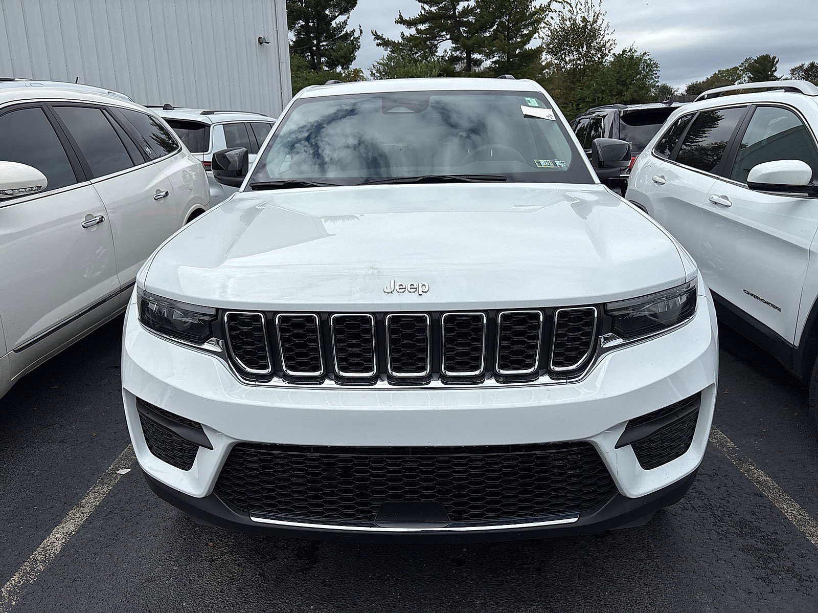 2024 Jeep Grand Cherokee Laredo photo 2