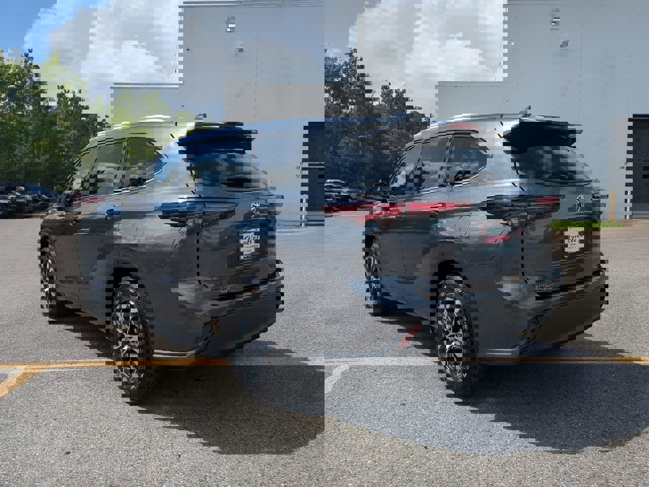 2025 Toyota Highlander XLE photo 5