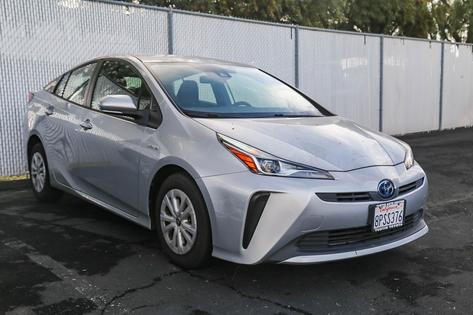 2020 Toyota Prius L photo 2