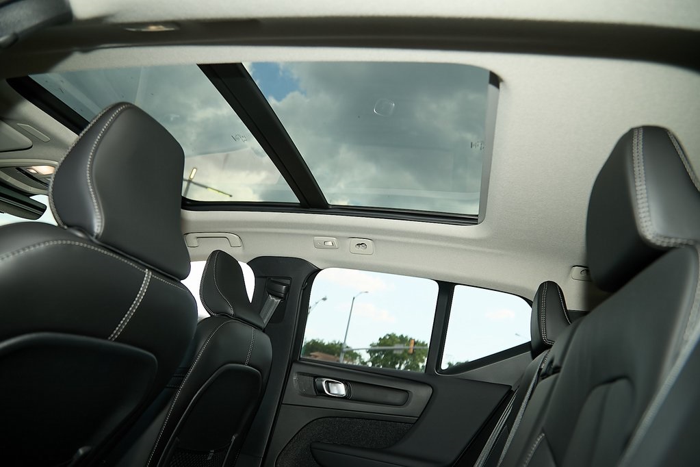 2025 VOLVO XC40 - Image 27