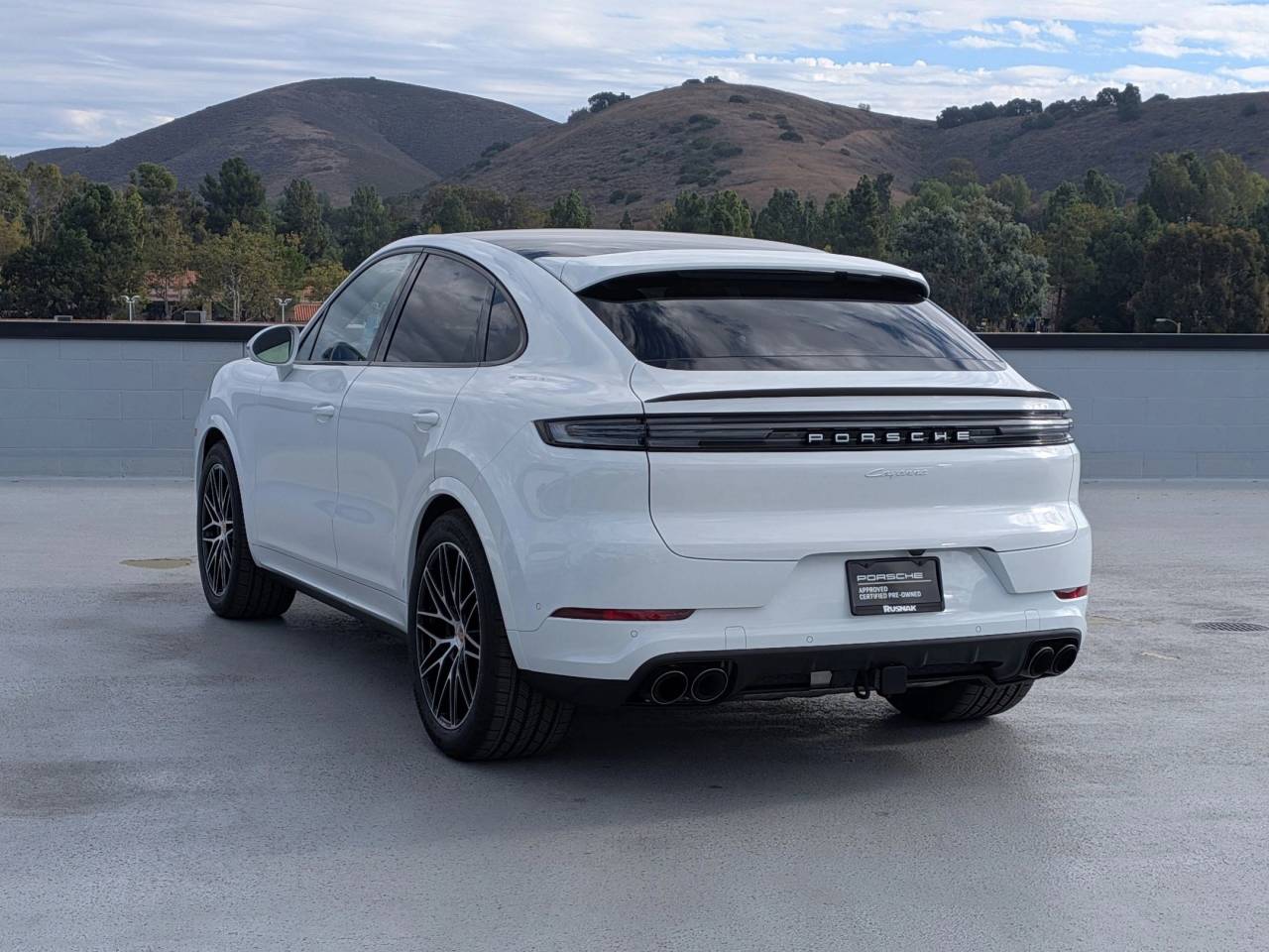 2025 Porsche Cayenne Coupe Base photo 3