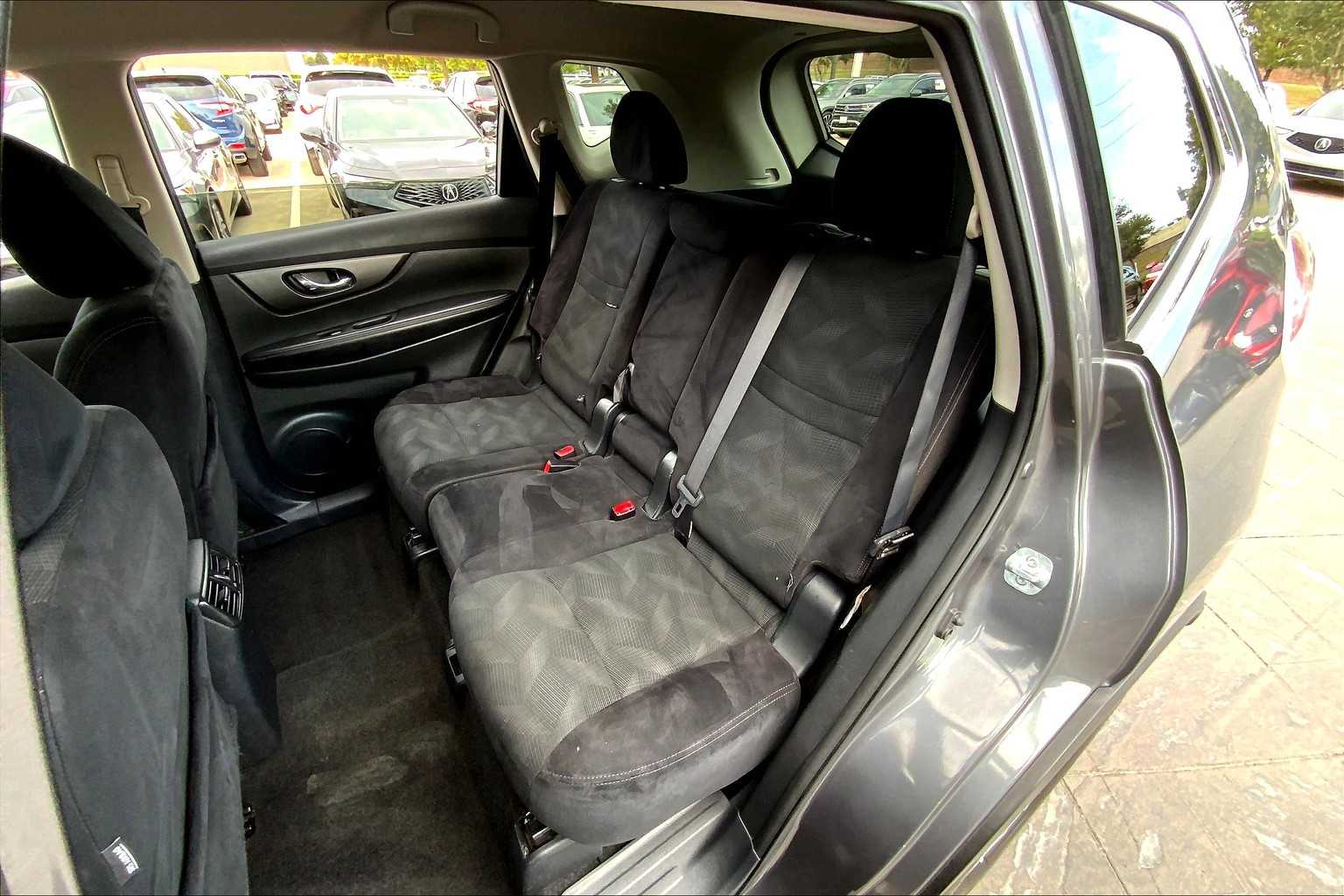 2016 Nissan Rogue SV photo 18