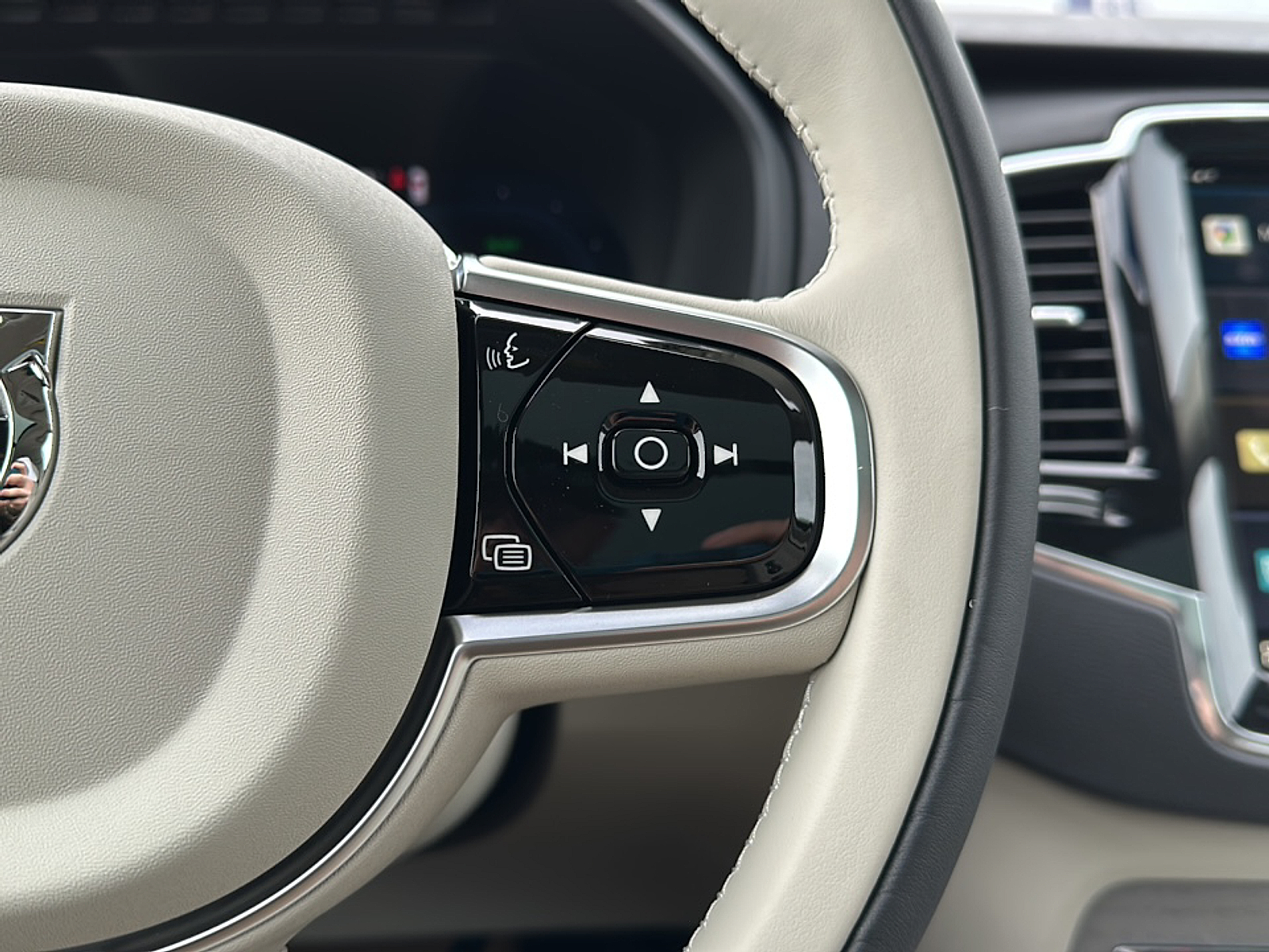 New 2025 Crystal White Volvo T8 Plus 7-Seater image 21