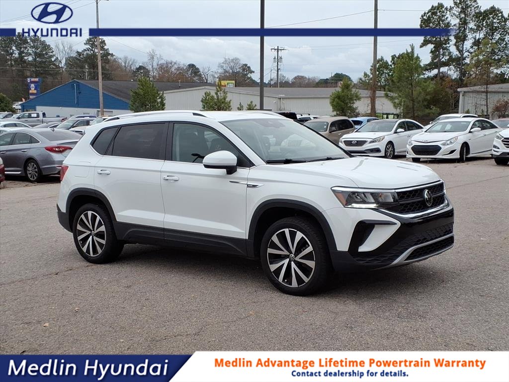 2023 Volkswagen Taos SE's photo