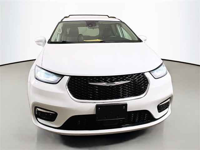 2022 Chrysler Pacifica Touring L photo 2