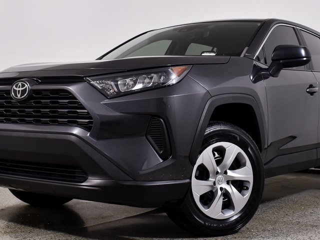 2022 Toyota RAV4 LE photo 3