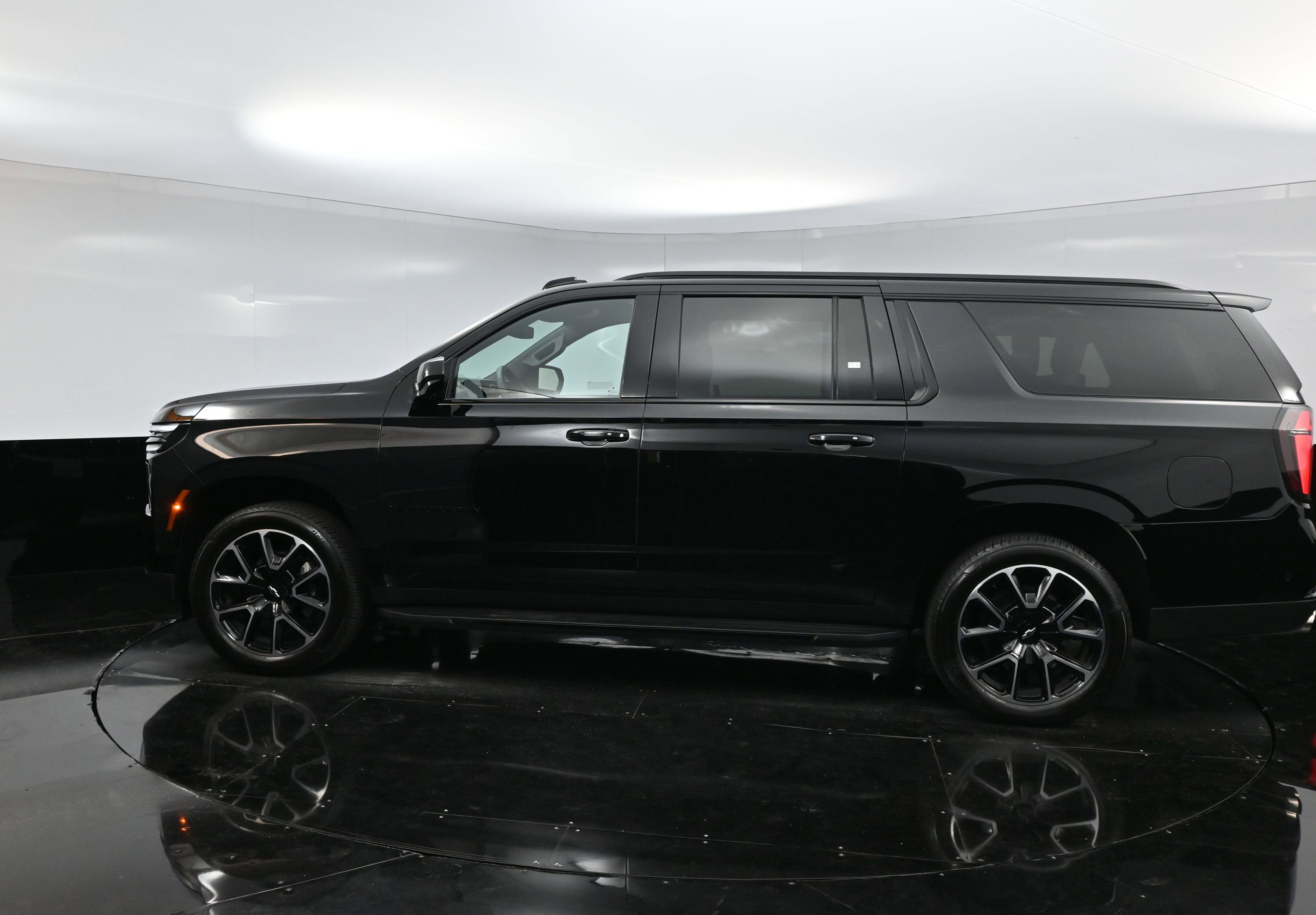 2025 Chevrolet Suburban RST photo 4