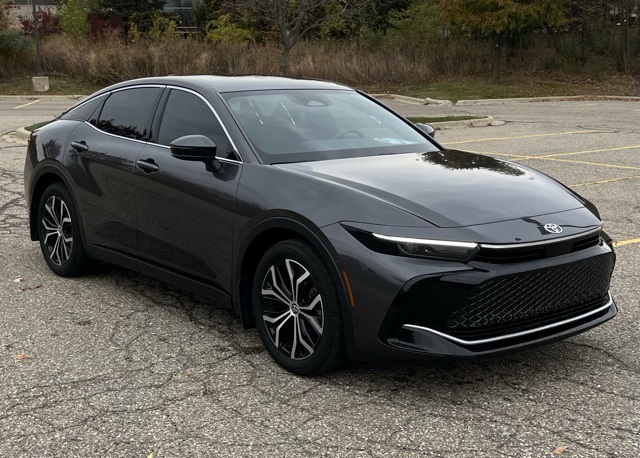 2023 Toyota Crown XLE photo 2