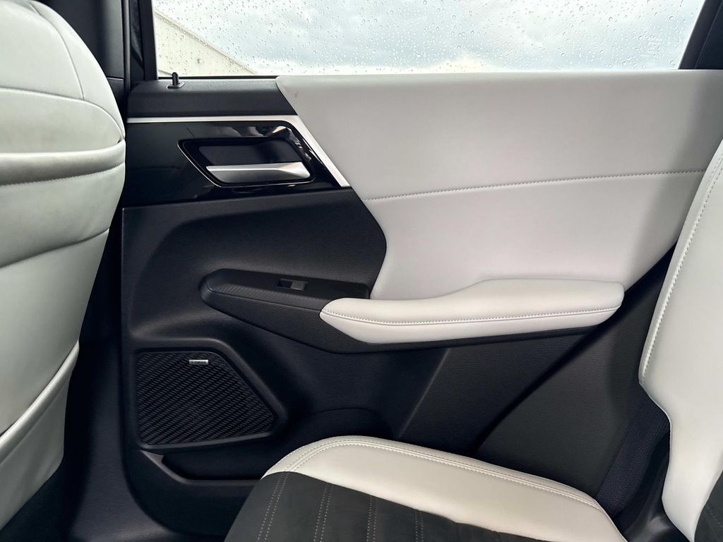 2025 Mitsubishi Outlander SE photo 15