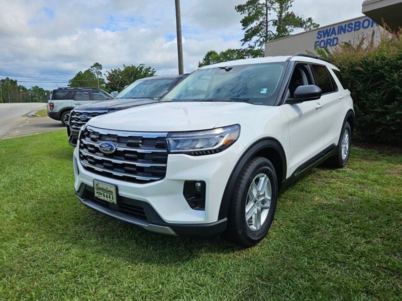 2025 Ford Explorer photo 3